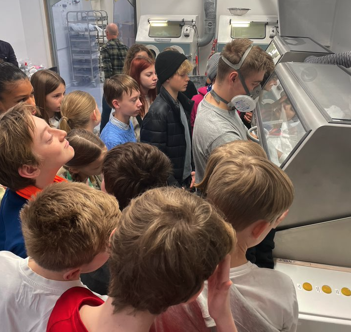 6. kl. skifter klasseværelset ud med et besøg i Damvigs 3D print-produktion